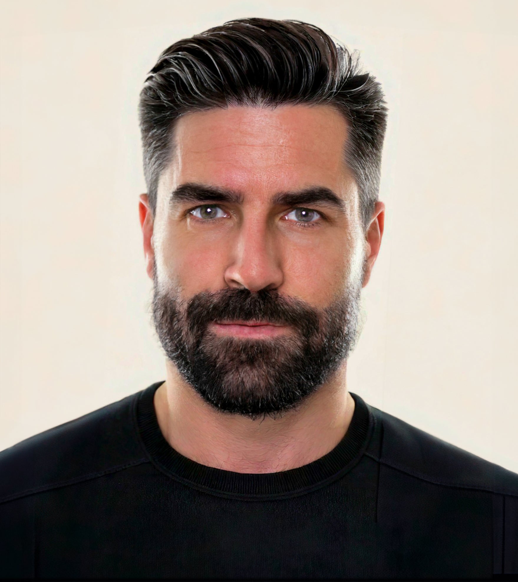 The Beard Mascara: la solución temporal para cubrir canas en barba y cejas. Cosmética masculina avanzada, sin complicaciones.